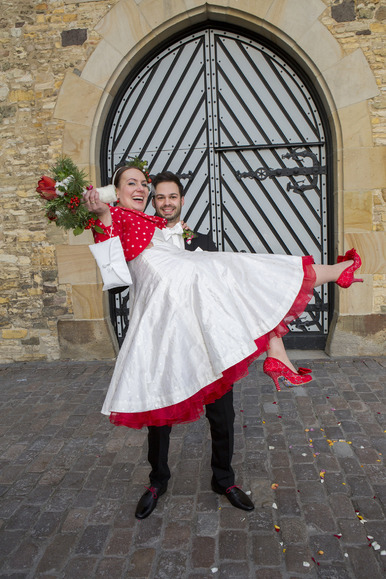 Hochzeitskleid - 
	besticktes Seidendupion-Kleid
	mit rotem Petticoat
	rückwärtiger Schlaufenverschluss
	mit Herzknöpfchen
	Jäckchen aus Kleiderstoff
	nach Wunsch eingefärbt

 - Modeatelier meins