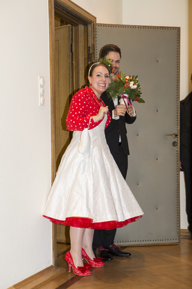 Hochzeitskleid - 
	besticktes Seidendupion-Kleid
	mit rotem Petticoat
	rückwärtiger Schlaufenverschluss
	mit Herzknöpfchen
	Jäckchen aus Kleiderstoff
	nach Wunsch eingefärbt

 - Modeatelier meins